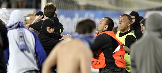 Rozvášněné fanoušky nakonec musela uklidňovat policie