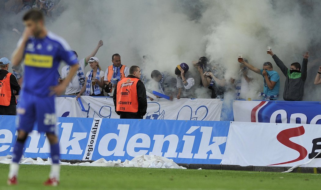 Fanoušci Mladé Boleslavi si pobyt v kotli zpříjemnili dýmovnicí