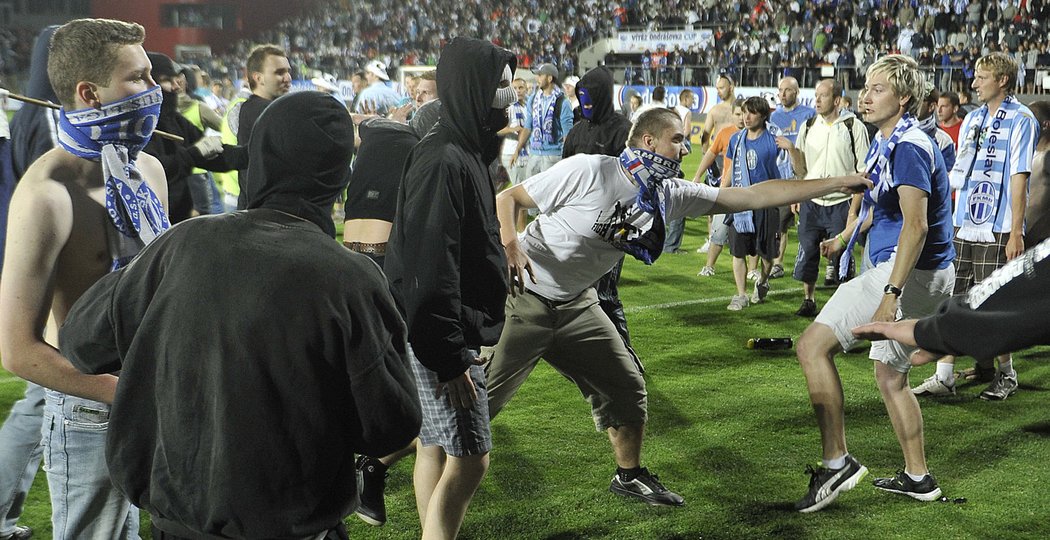 Finálové utkání Ondrášovka Cupu se neobešlo bez řádění fanoušků