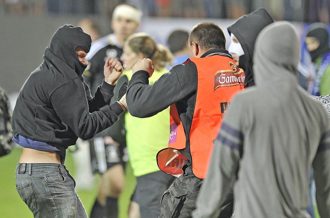 Finálové utkání Ondrášovka Cupu se neobešlo bez řádění fanoušků