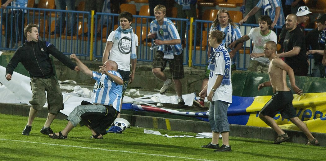 Pořadatelé neměli šanci rozvášněné fanoušky zastavit