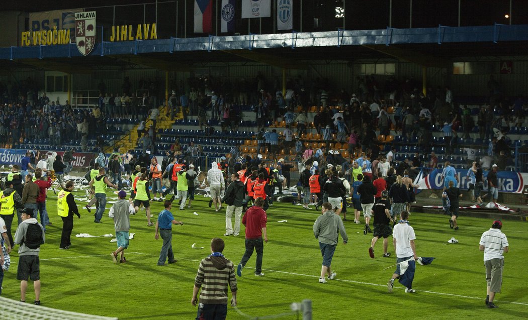 Pořadatelská služba dav rozvášněncýh fanoušků nezvládla