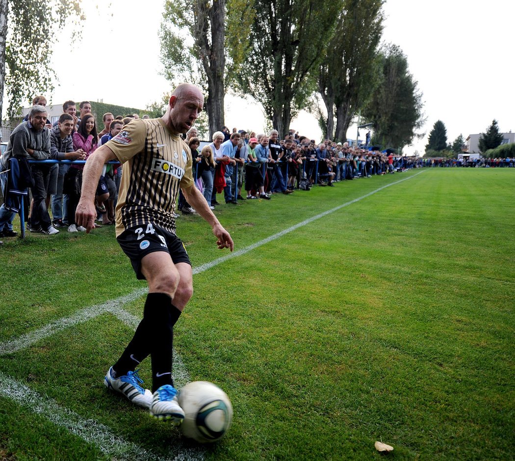 Liberecký Jiří Štajner si staví míč k rohovému praporku před převýšovskými fanoušky