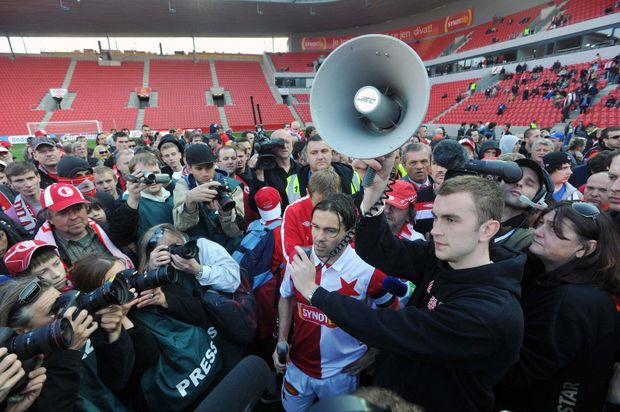 Vcelku pokojný protest se zvrhl v násilnou akci, která nemá v českém fotbale obdoby Vcelku pokojný protest se zvrhl v násilnou akci, která nemá v českém fotbale obdoby