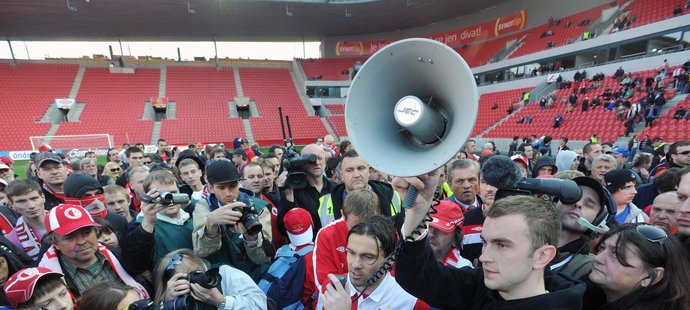 Vcelku pokojný protest se zvrhl v násilnou akci, která nemá v českém fotbale obdoby