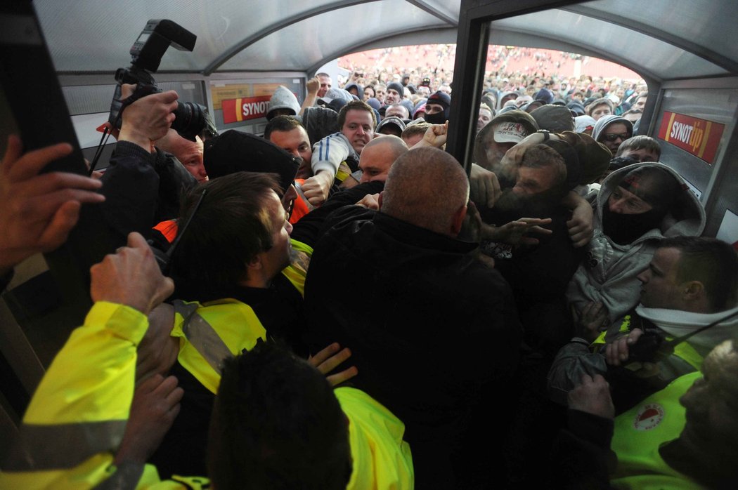 Slávistické řádění v Edenu: Fanoušci Slavie se snaží prodrat tunelem do útrob stadionu