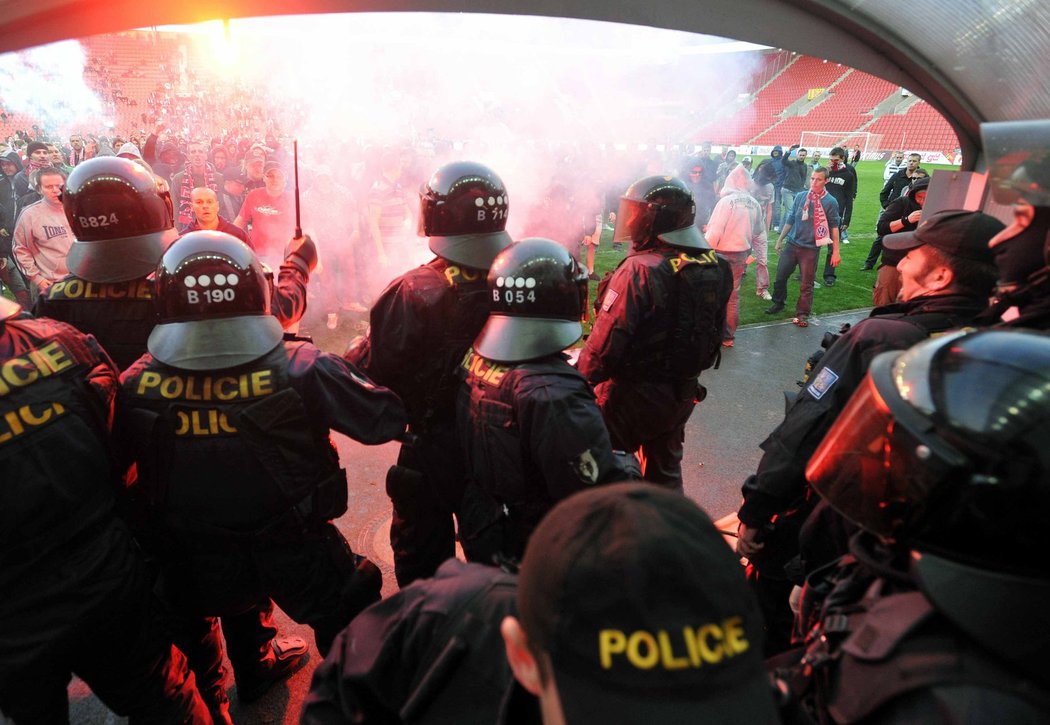 Policejní těžkooděnci se snaží zabránit slávistickým rowdies ve vniknutí do útrob stadionu