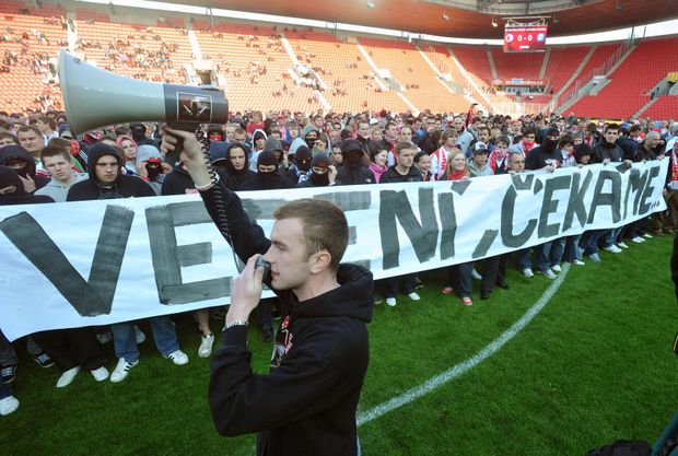 Šéf slávistického kotle Lukáš Vala alias Strašák při klidné části protestu - pak se všechno zvrhlo Šéf slávistického kotle Lukáš Vala alias Strašák při klidné části protestu - pak se všechno zvrhlo