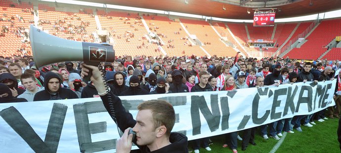 Šéf slávistického kotle Lukáš Vala alias Strašák při klidné části protestu - pak se všechno zvrhlo