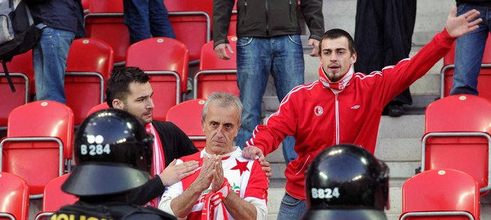 Fotbal vzkázal lidem: Nestojíme o vás!