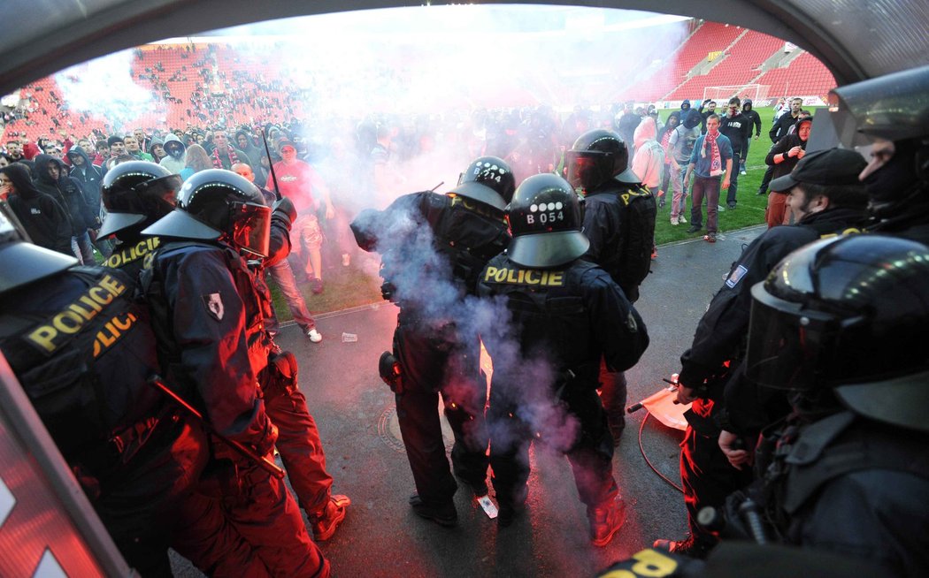 Slávistické řádění v Edenu: Rozběsnění fanoušci Slavie se snažili dostat do útrob Edenu