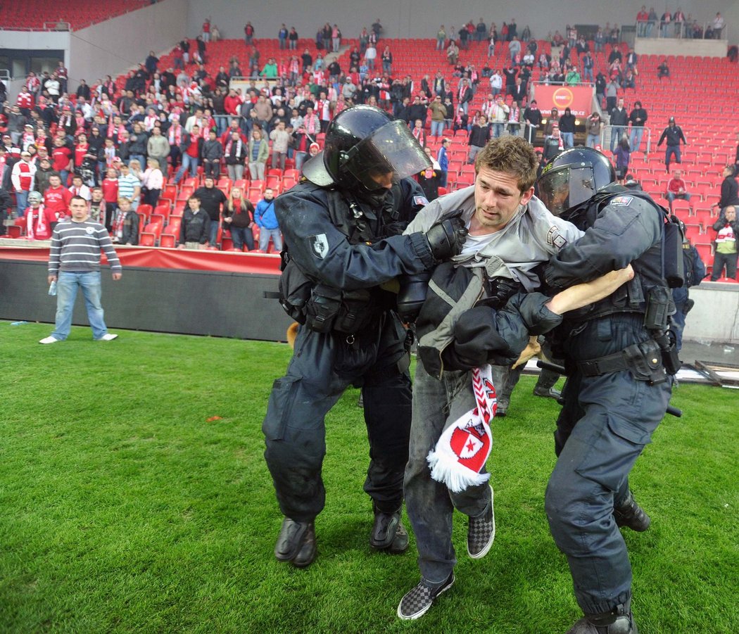 Slávistické řádění v Edenu: V Edenu musela zasahovat policie