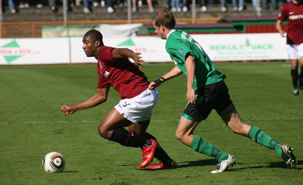 Leonard Kweuke ze Sparty (vlevo) uniká sokolovskému Jiřímu Studíkovi Leonard Kweuke ze Sparty (vlevo) uniká sokolovskému Jiřímu Studíkovi