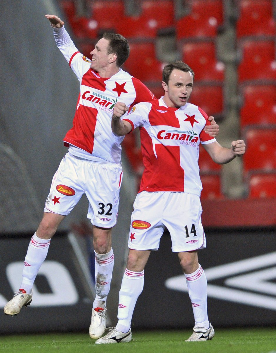 Slávisté Zdeněk Šenkeřík a Ondřej Vaněk (vlevo) se radují z gólu proti Karviné