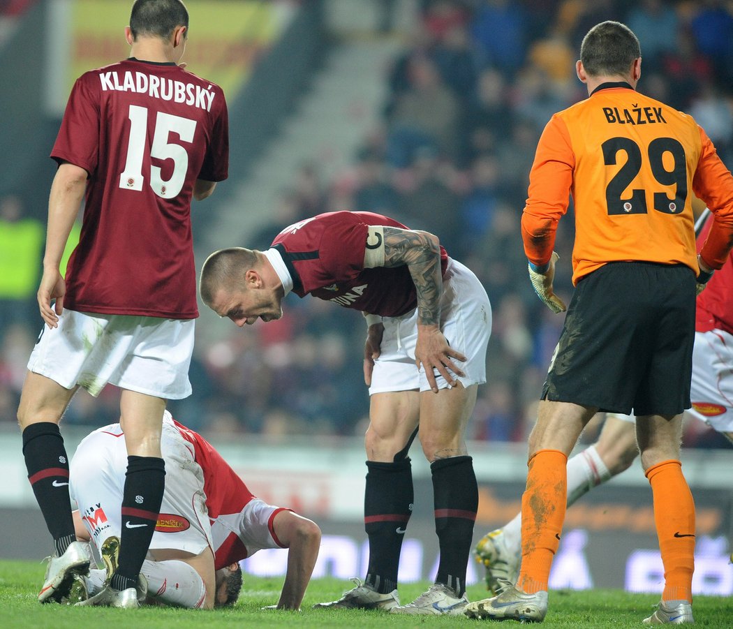 Tomáš Řepka se sklání nad Zdeňkem Šenkeříkem, aby mu pořádně od plic vynadal