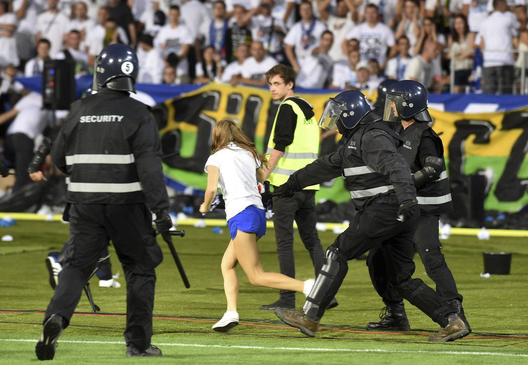 Ostravští chuligáni vtrhli na stadion, zasahovala ochranka