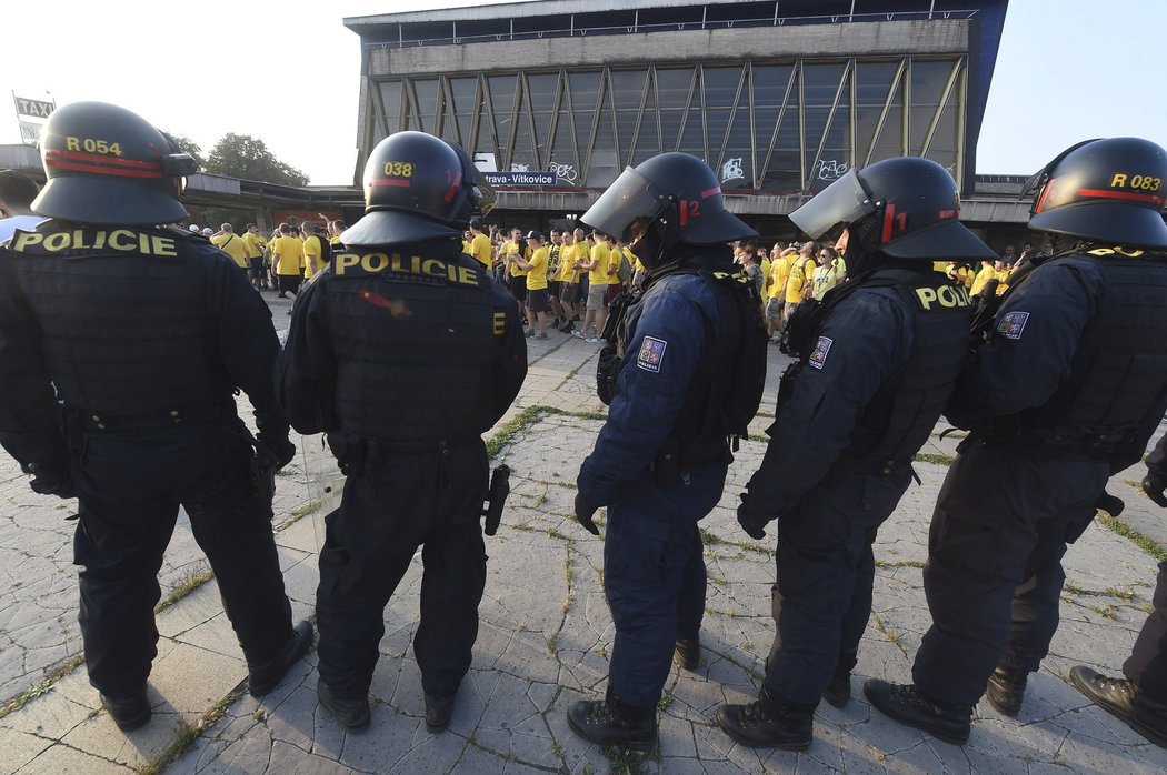 Policisté sledují příjezd opavských fanoušků