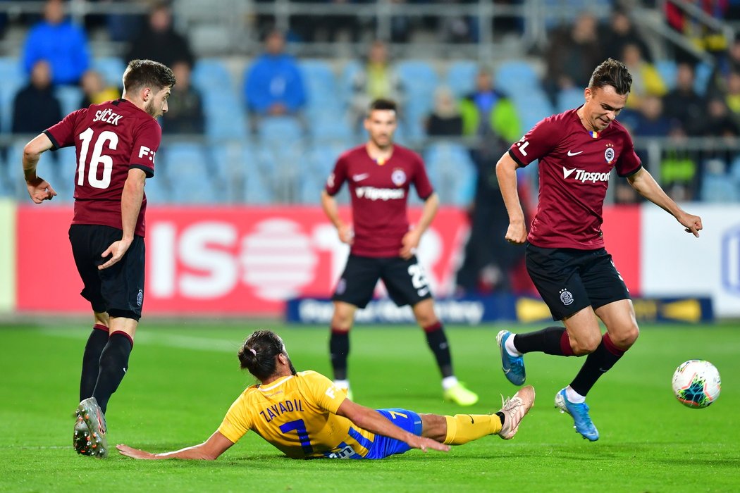 Ligový veterán Pavel Zavadil leží na trávníku při zápase se Spartou