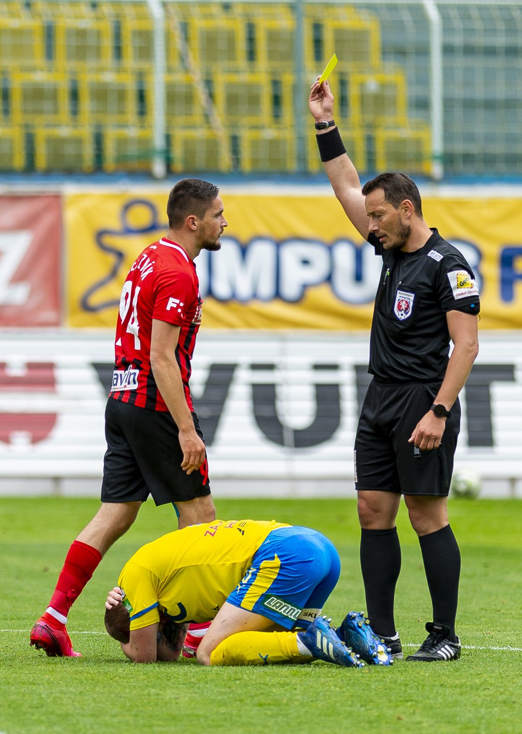 Rozhodčí mají v uspěchané lize větší moc a menší dohled