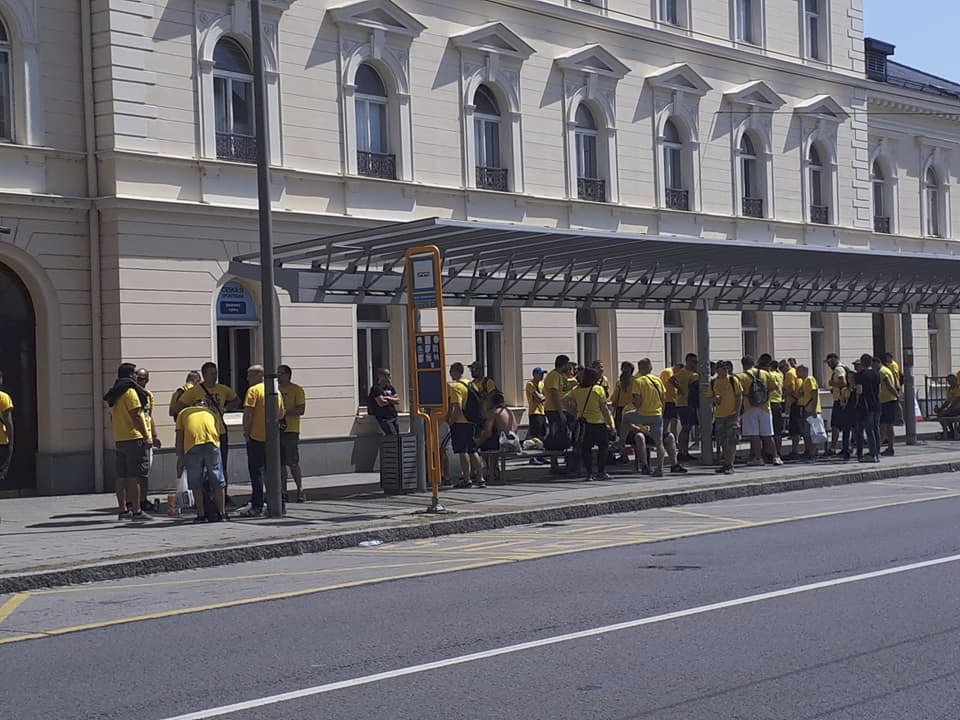 Opavští fanoušci čekají na nádraží odkud vzápětí vyrazí směr Praha