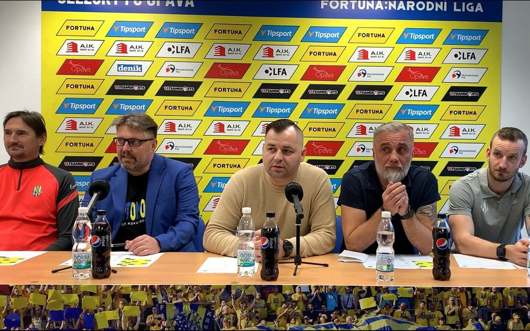 Andrej Krajčík (uprostřed), nový majitel Opavy
