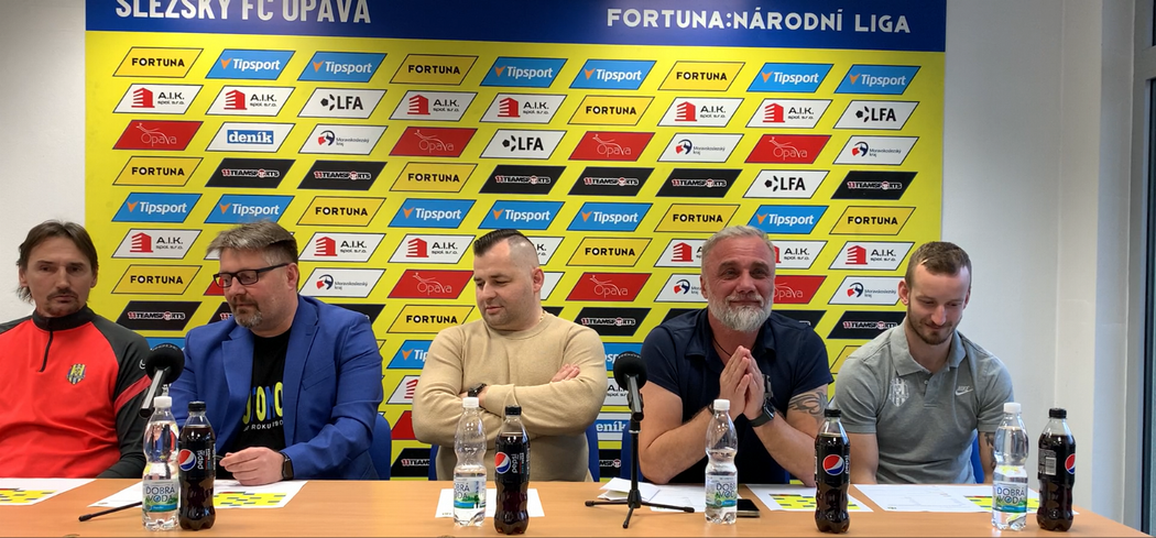 Andrej Krajčík (uprostřed), nový majitel Opavy