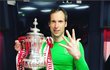 Český gólman Petr Čech slaví pátý FA Cup, první s Arsenalem. 