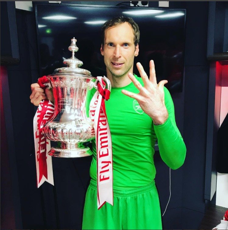 Český gólman Petr Čech slaví pátý FA Cup, první s Arsenalem. 