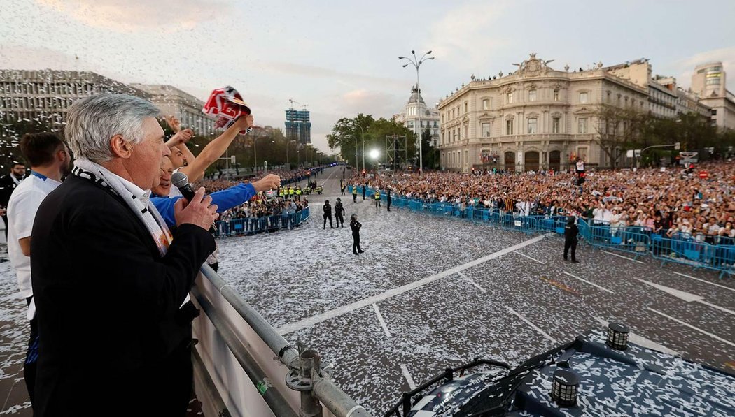Trenér Realu Madrid si ve městě užíval mistrovské oslavy s hráči i fanoušky