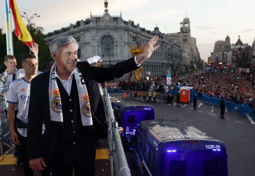 Trenér Realu Madrid si ve městě užíval mistrovské oslavy s hráči i fanoušky