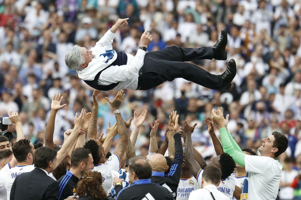 Trenér Realu Madrid si ve městě užíval mistrovské oslavy s hráči i fanoušky