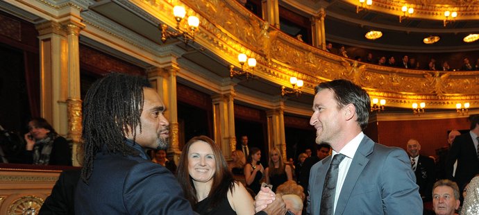 Jedním ze zahraničních hostů byl Christian Karembeu, pozdravit se za ním přišel Vladimír Šmicer