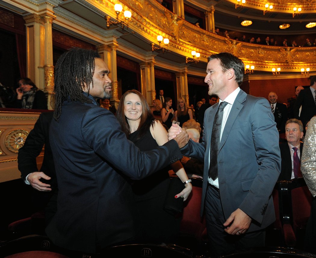 Jedním ze zahraničních hostů byl Christian Karembeu, pozdravit se za ním přišel Vladimír Šmicer