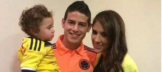 Záložník Realu Madrid James Rodriguez s manželkou Danielou a dcerkou Salome.