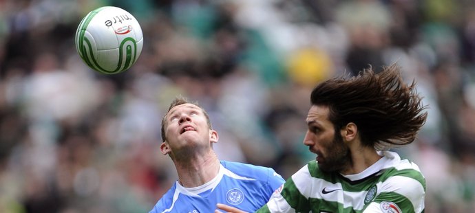 Řecký útočník ve službách Celticu Samaras bojuje o míč