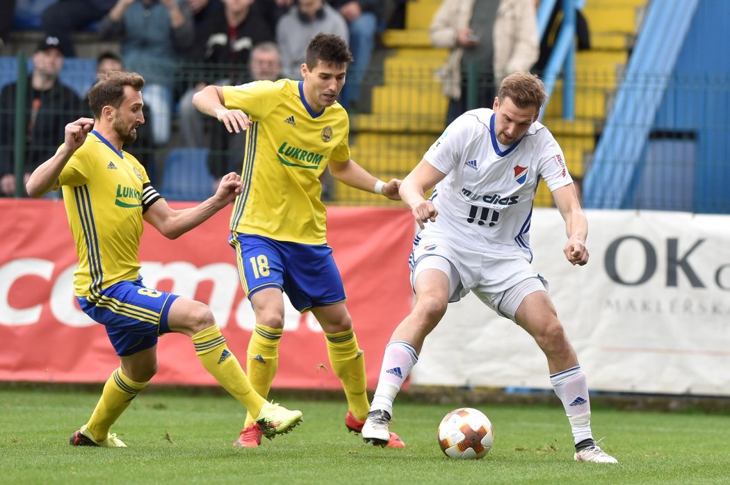 Tomáš Poznar ze Zlína se snaží projít přes bránící dvojici Zlína