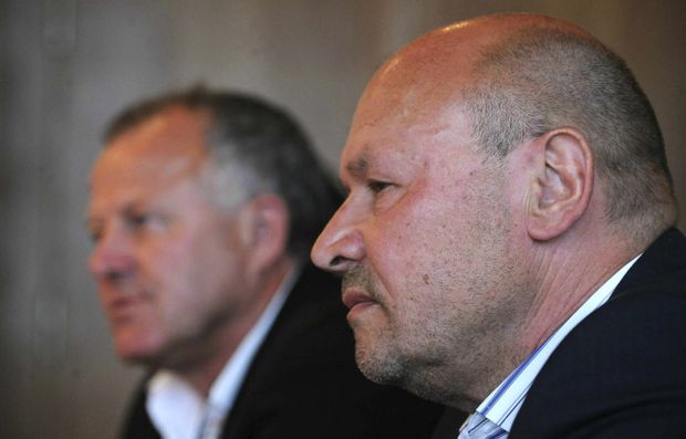 Trenér fotbalistů Baníku Ostrava Miroslav Koubek. Vzadu je generální manažer klubu Werner Lička. Trenér fotbalistů Baníku Ostrava Miroslav Koubek. Vzadu je generální manažer klubu Werner Lička.