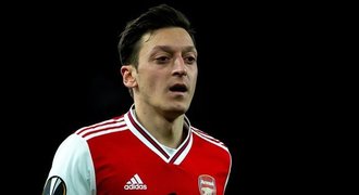 Özil v Arsenalu na odpis. Bere 10 milionů týdně, ale nevešel se do týmu pro EL