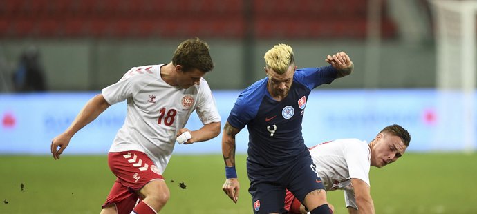 Erik Pačinda (uprostřed v dresu slovenské reprezentace) by se měl stát novou posilou Viktorie Plzeň