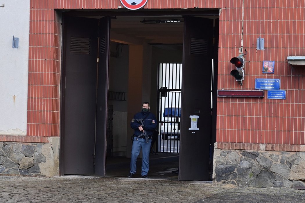 Vrata pankrácké věznice, kterými by měl projít po opuštění vazby bývalý místopředseda FAČR Roman Berbr