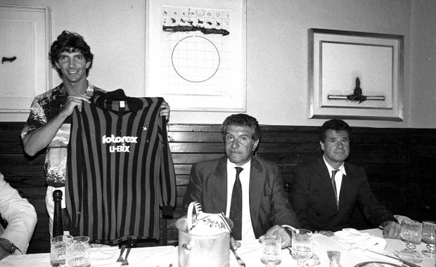 Paolo Rossi pózuje s dresem AC Milán Paolo Rossi pózuje s dresem AC Milán