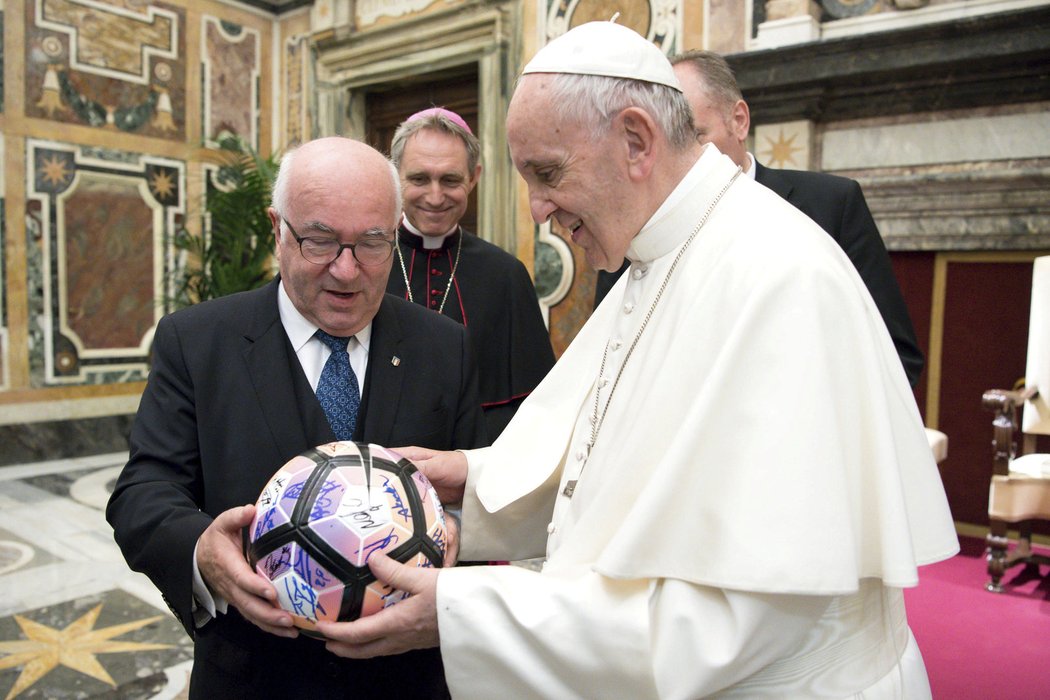 Šéf italského fotbalu Carlo Tavecchio předal papeži podepsaný míč