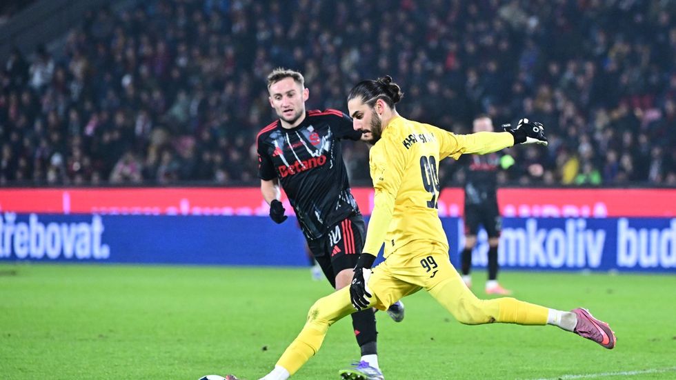 Pardubický brankář Charatišvili odkopává míč