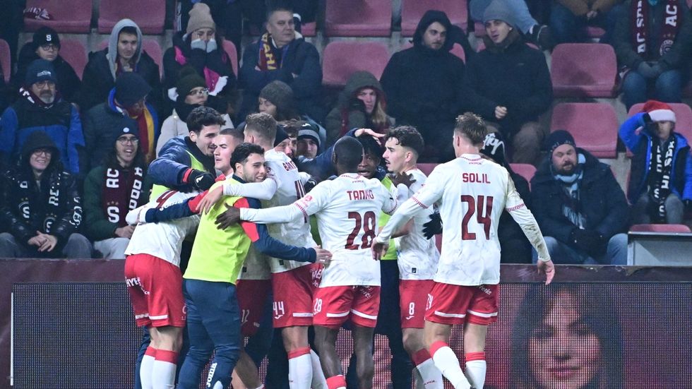 Fotbalisté Pardubic slaví druhý gól do sítě Sparty