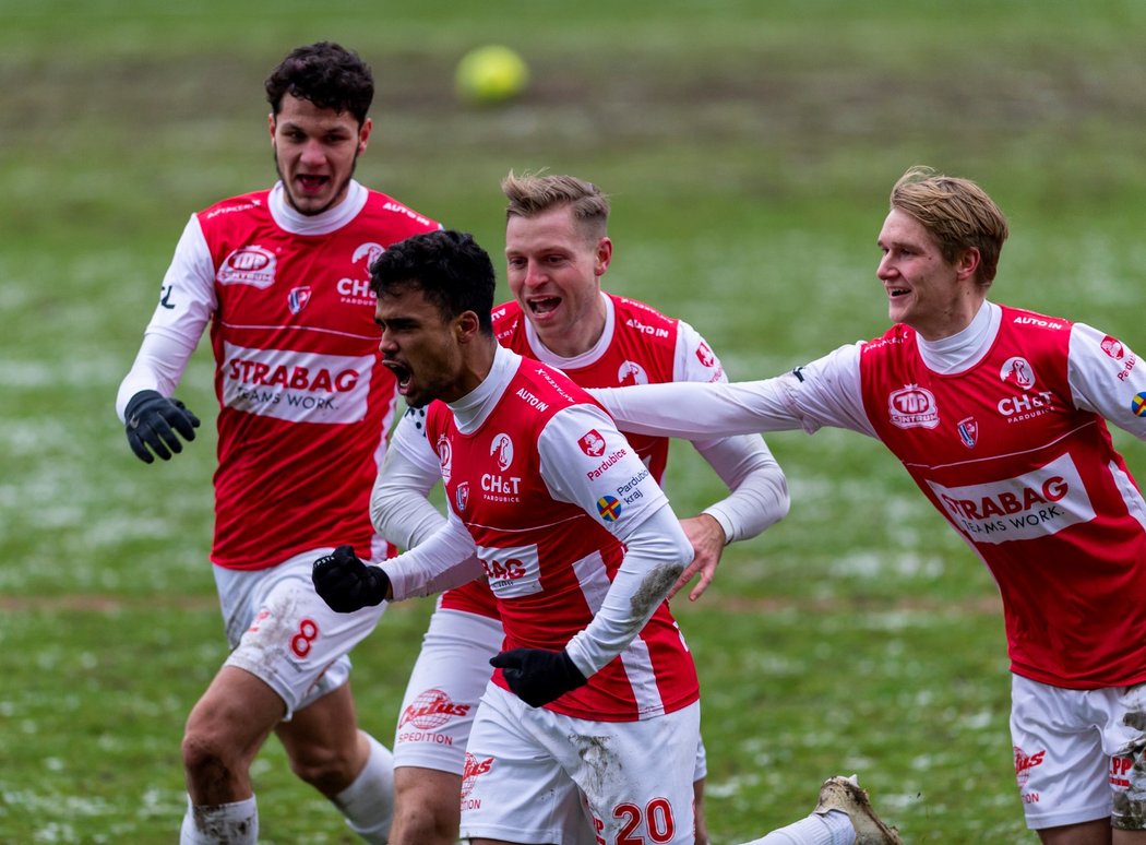 Radost fotbalistů Pardubic po gólu proti Teplicím, který vstřelil Cadu