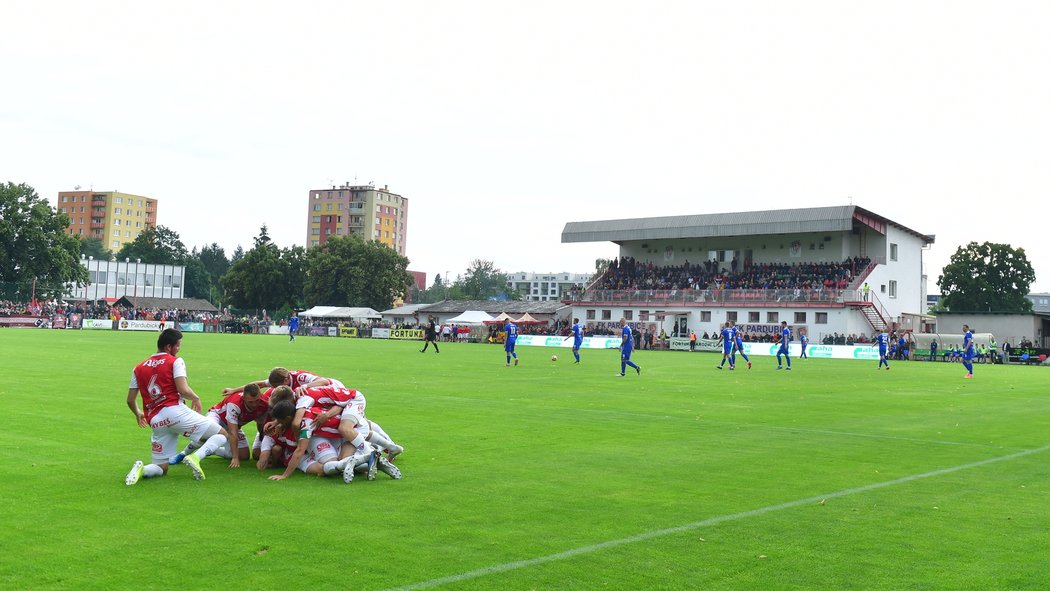 Zaplněný pardubický stadion Na Vinici