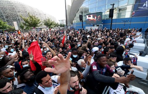 Na Lionela Messiho během první tiskové konference coby hráče PSG čekaly venku před stadionem davy fanoušků