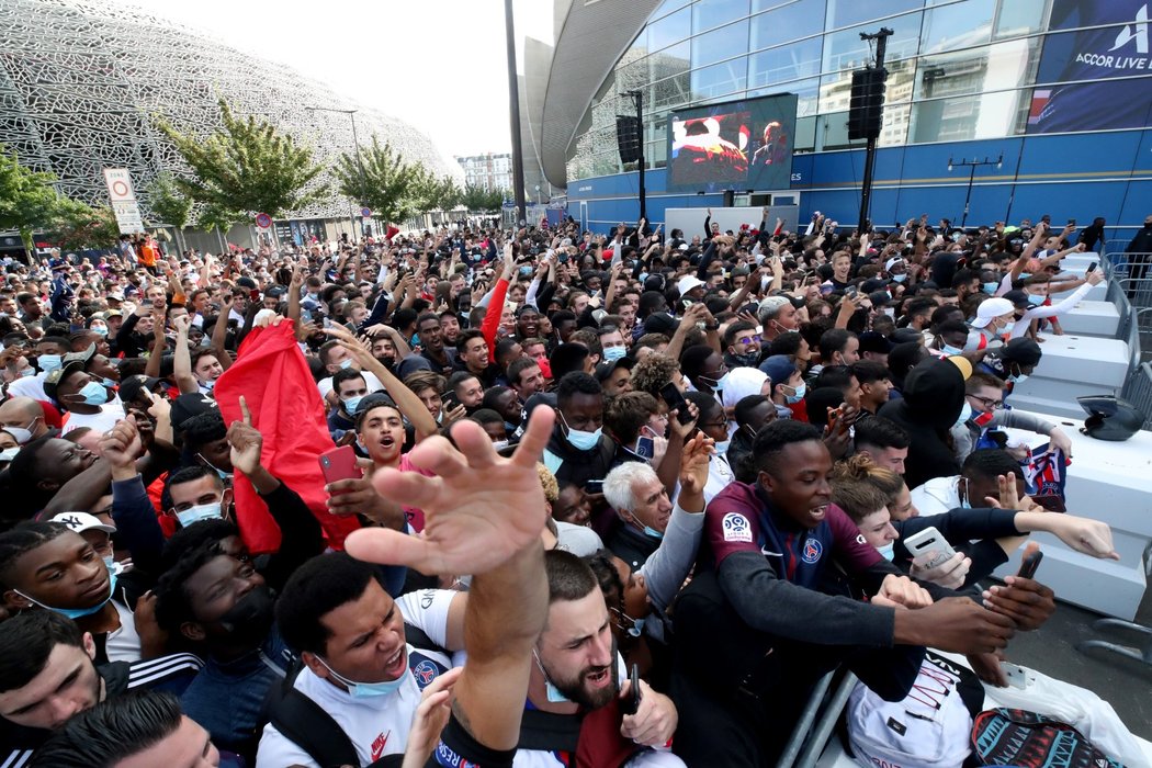 Na Lionela Messiho během první tiskové konference coby hráče PSG čekaly venku před stadionem davy fanoušků