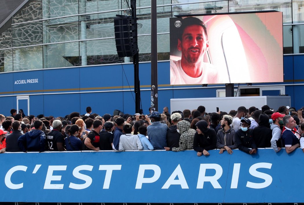 Na Lionela Messiho během první tiskové konference coby hráče PSG čekaly venku před stadionem davy fanoušků