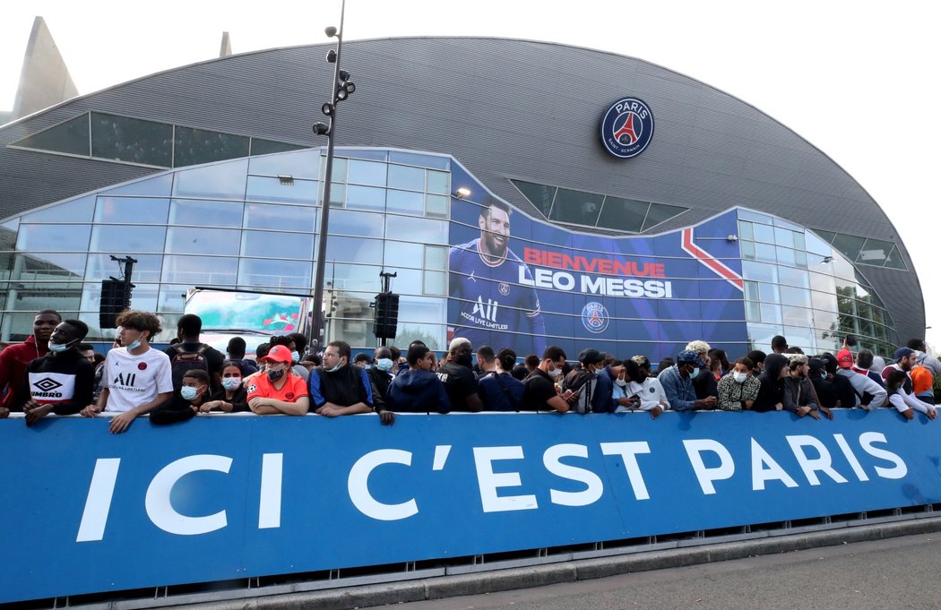 Na Lionela Messiho během první tiskové konference coby hráče PSG čekaly venku před stadionem davy fanoušků